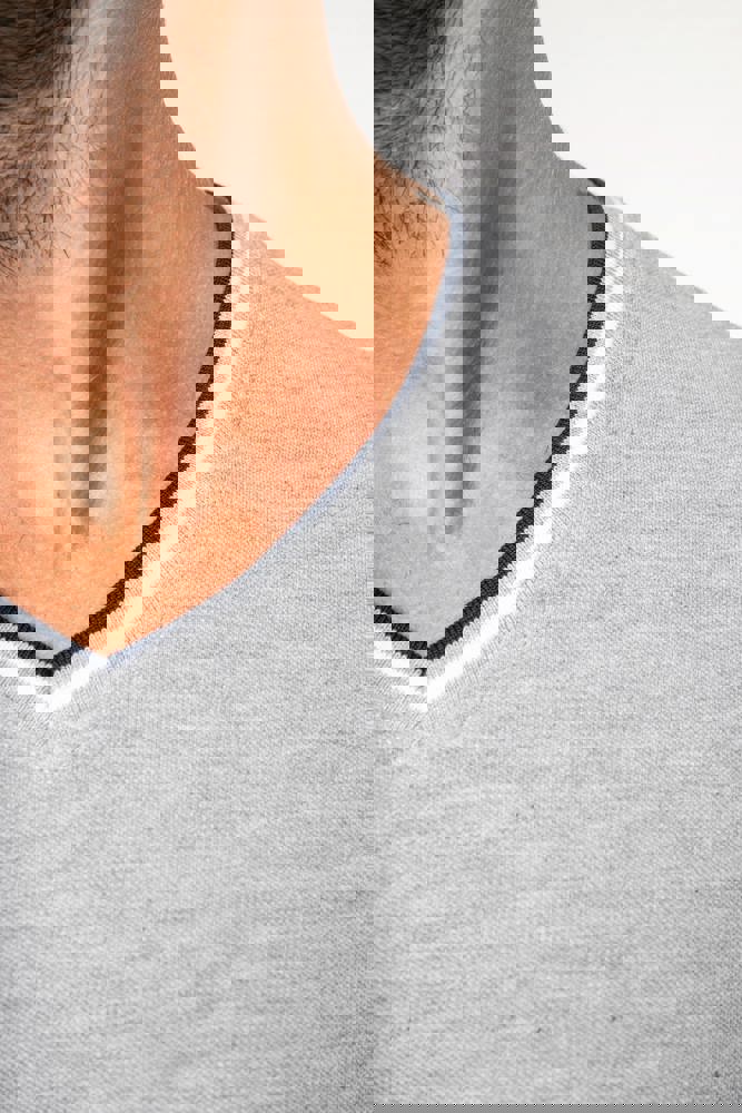 K374 - Herren T-Shirt aus Piqué-Trikot mit V-Ausschnitt